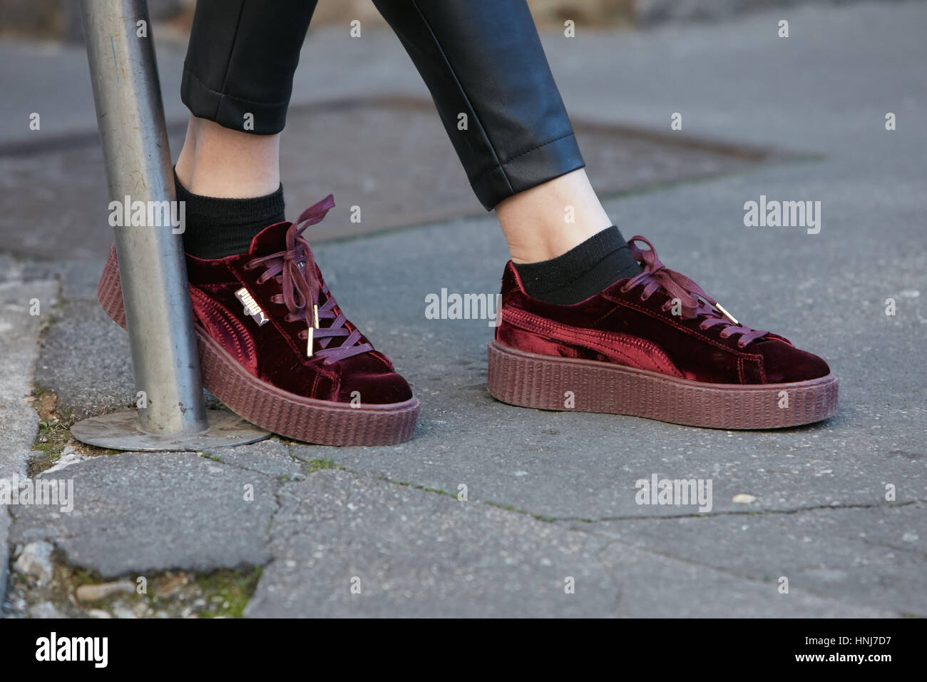 Emoción Ostentoso mareado Mujer con terciopelo rojo zapatos Puma antes de Salvatore Ferragamo Fashion  Show, la Semana de la moda de Milán street style el 15 de enero de 2017 en  Milán Fotografía de stock - Alamy