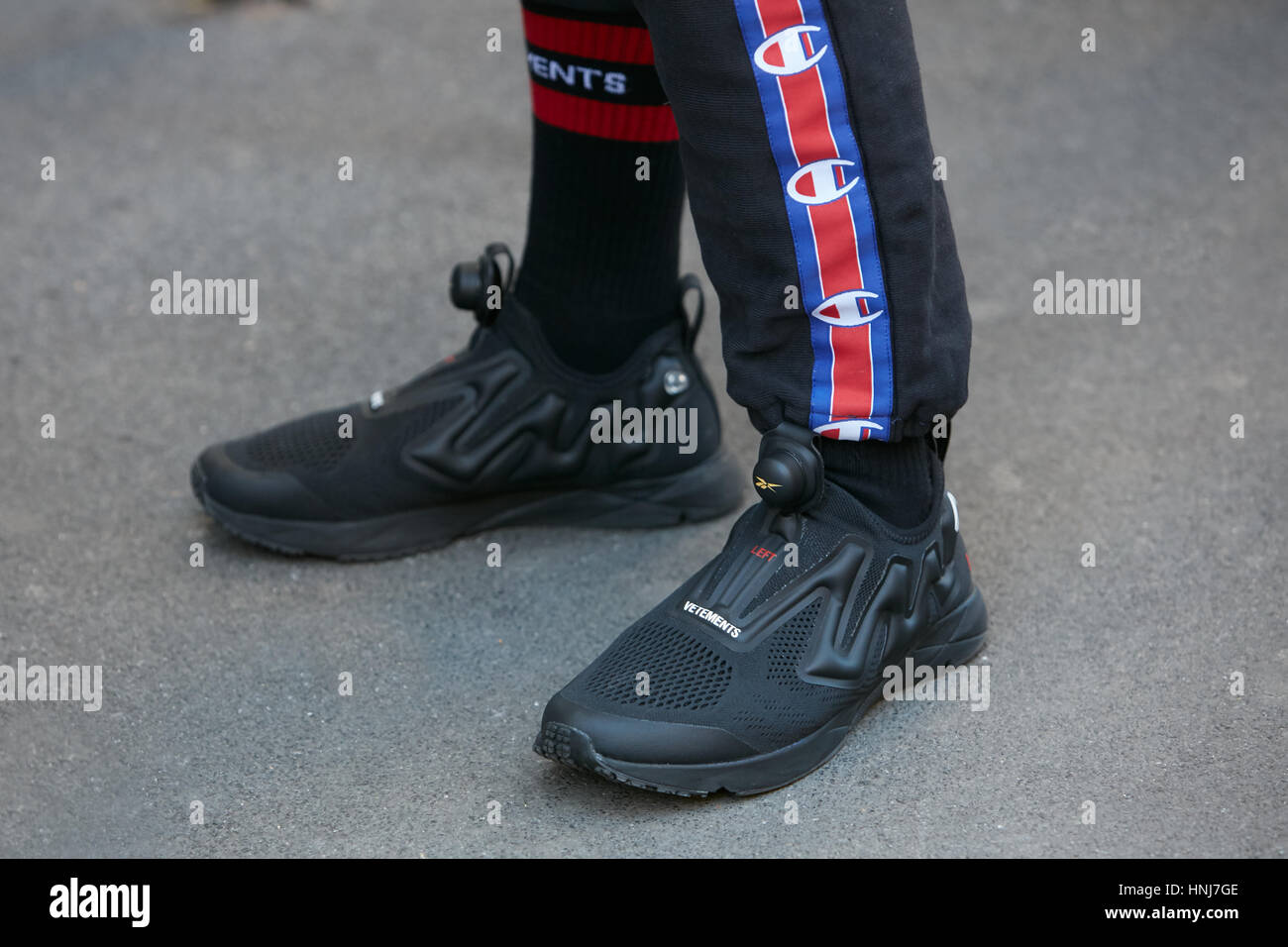 Continente calificación para jugar El hombre de negro Reebok Vetements shoes antes N 21 Fashion Show, la  Semana de la moda de Milán street style el 16 de enero de 2017 en Milán  Fotografía de stock - Alamy