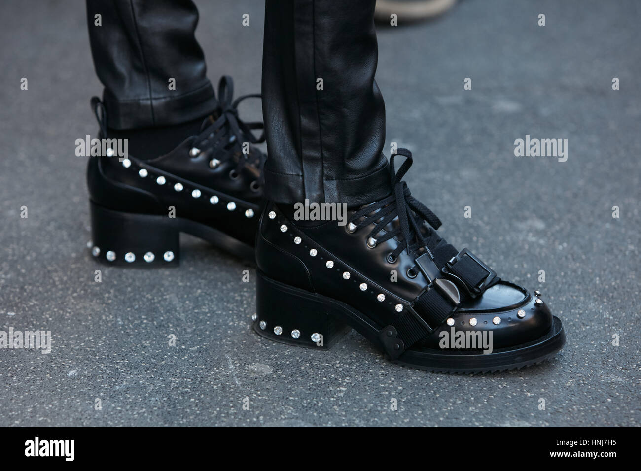 Mujer con zapatos de cuero negro con gemas antes N 21 Fashion Show, la  Semana de la moda de Milán street style el 16 de enero de 2017 en Milán  Fotografía de stock - Alamy