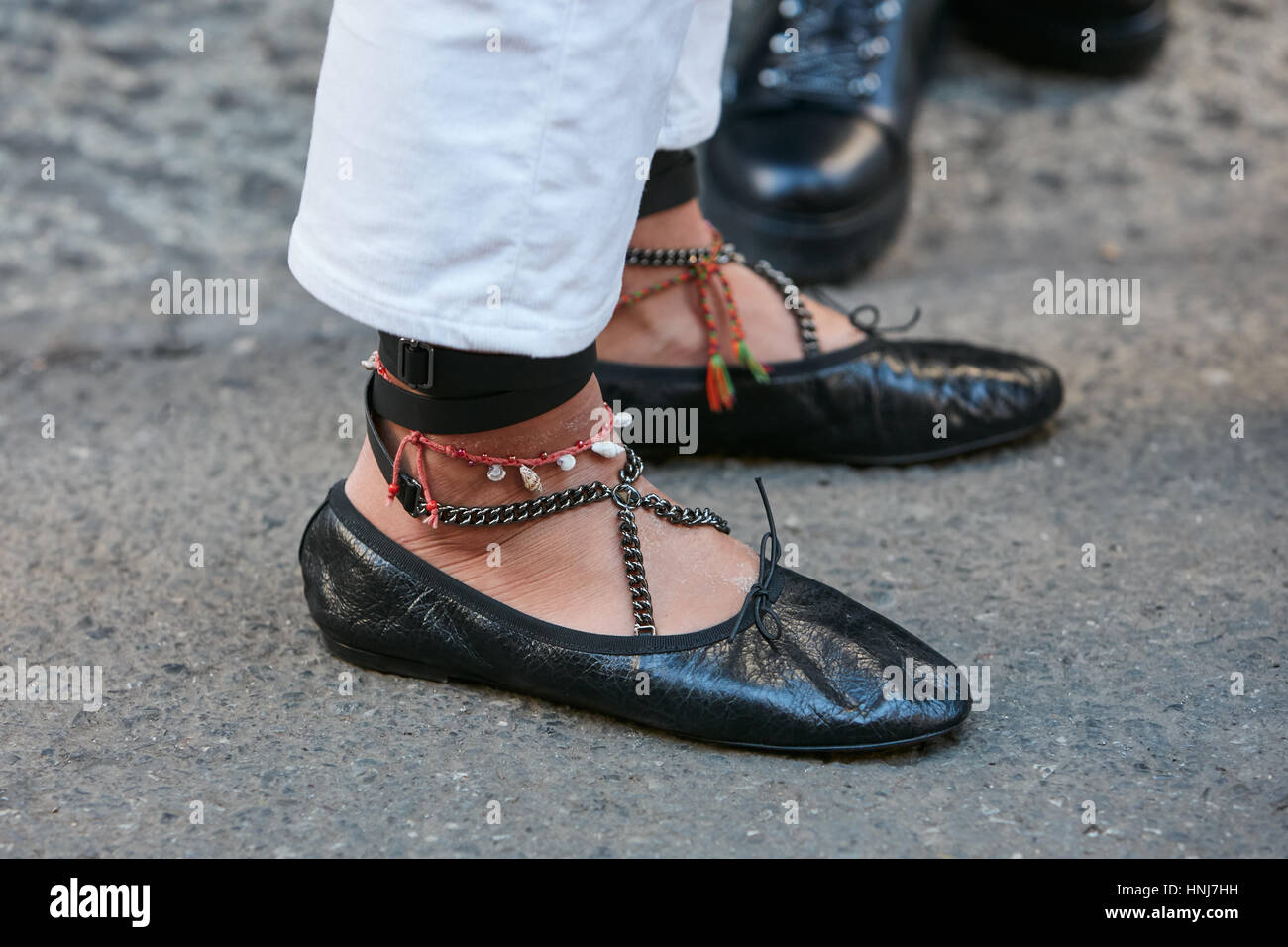 Mujer con bailarinas negro zapatos con cadenas y pulsera para el tobillo  antes N 21 Fashion Show, la Semana de la moda de Milán street style el 16  de enero de 2017