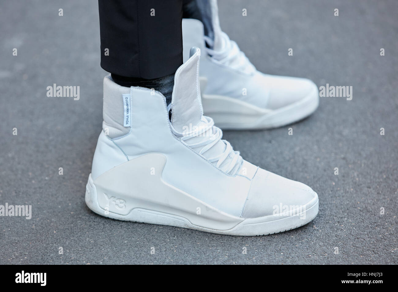 Zapatillas altas blancas fotografías e imágenes de alta resolución - Alamy