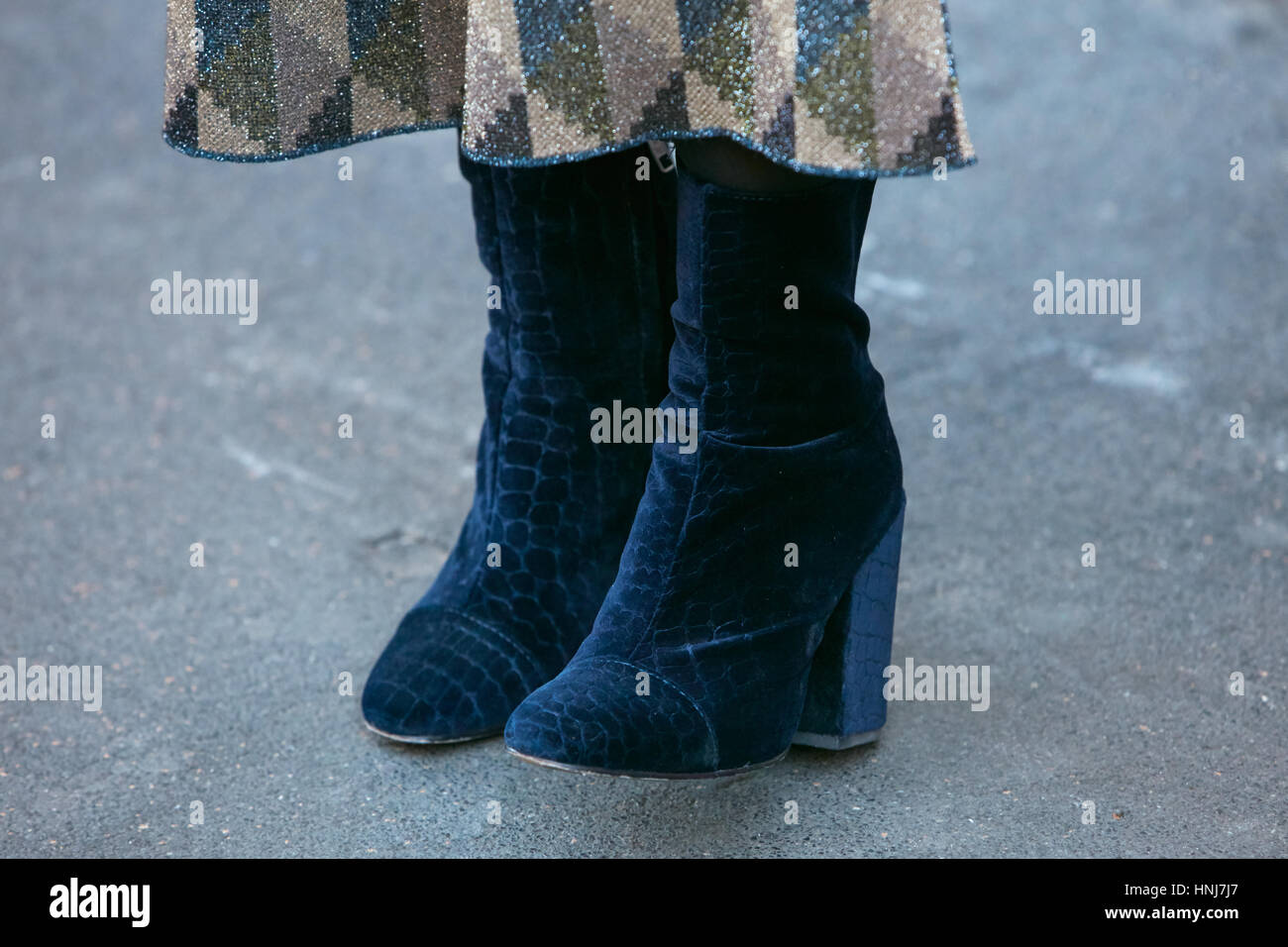 Mujer con terciopelo azul botas de tacón antes N 21 Fashion Show, la Semana  de la moda de Milán street style el 16 de enero de 2017 en Milán Fotografía  de stock - Alamy