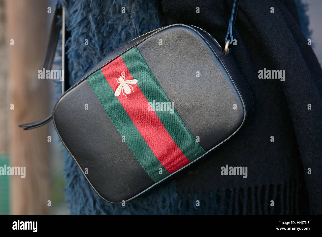 Mujer con bolsa de Gucci de cuero negro con diseño de abeja antes de Etro  Fashion Show, la Semana de la moda de Milán street style el 16 de enero de  2017