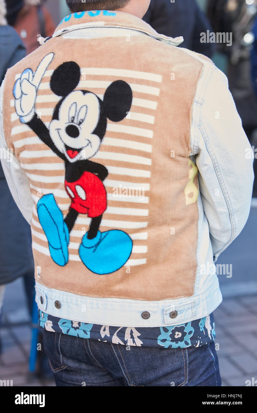 Hombre con pantalones vaqueros chaqueta con Mickey Mouse diseño antes de  Etro Fashion Show, la Semana de la moda de Milán street style el 16 de  enero de 2017 en Milán Fotografía