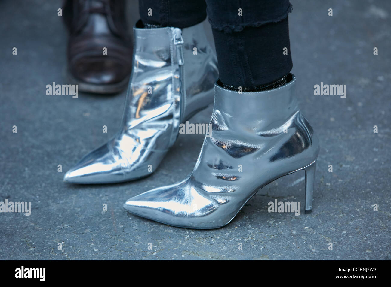 Mujer con botas de tacón bajo de plata antes de MSGM Fashion Show, la  Semana de la moda de Milán street style el 16 de enero de 2017 en Milán  Fotografía de
