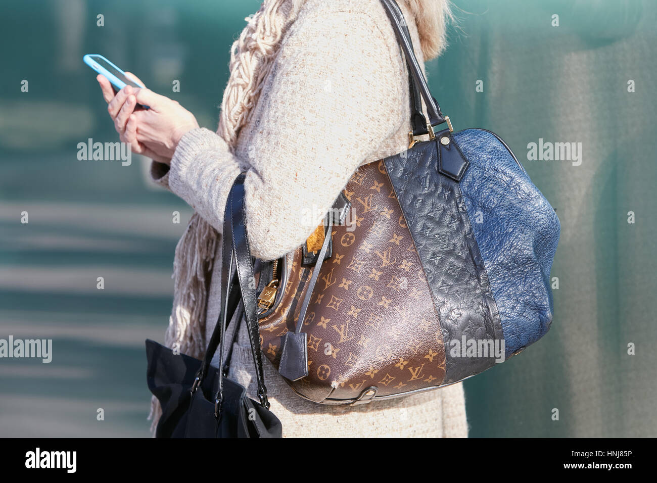 Mujer con bolsa de Louis Vuitton en colores marrones y azules