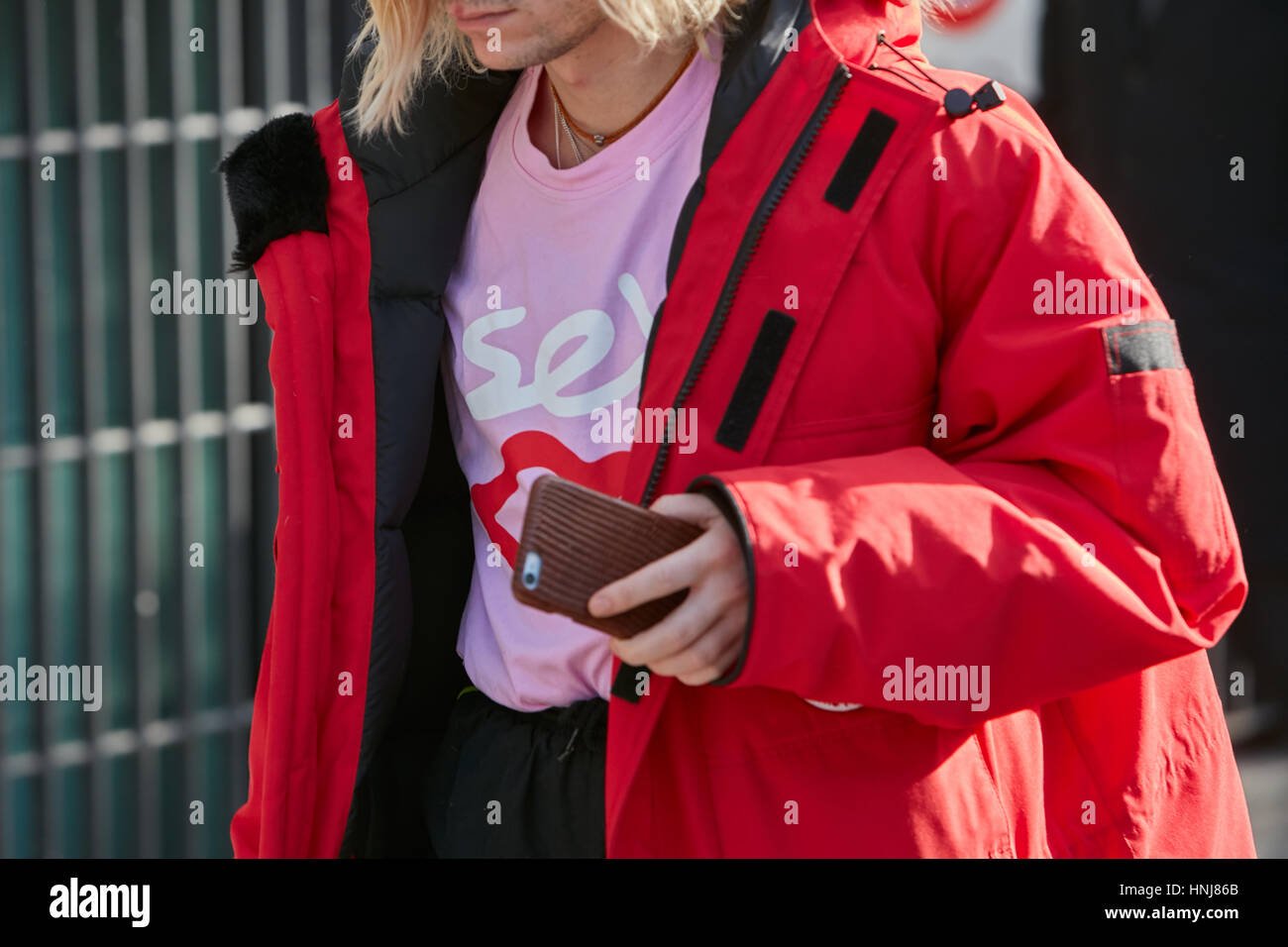 Hombre con chaqueta roja y rosa camiseta antes de Giorgio Armani Fashion  Show, la Semana de la moda de Milán street style el 17 de enero de 2017 en  Milán Fotografía de