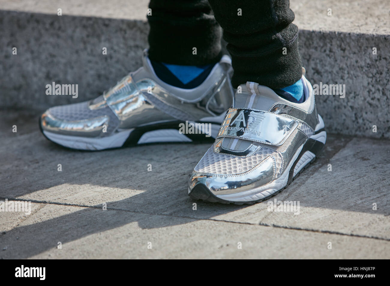Hombre con plata Emporio Armani zapatos antes de Giorgio Armani Fashion  Show, la Semana de la moda de Milán street style el 17 de enero de 2017 en  Milán Fotografía de stock - Alamy