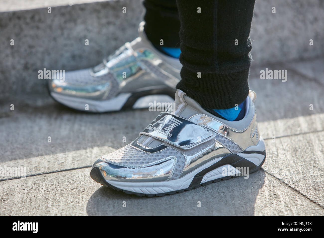 Hombre con plata Emporio Armani zapatos antes de Giorgio Armani Fashion  Show, la Semana de la moda de Milán street style el 17 de enero de 2017 en  Milán Fotografía de stock - Alamy