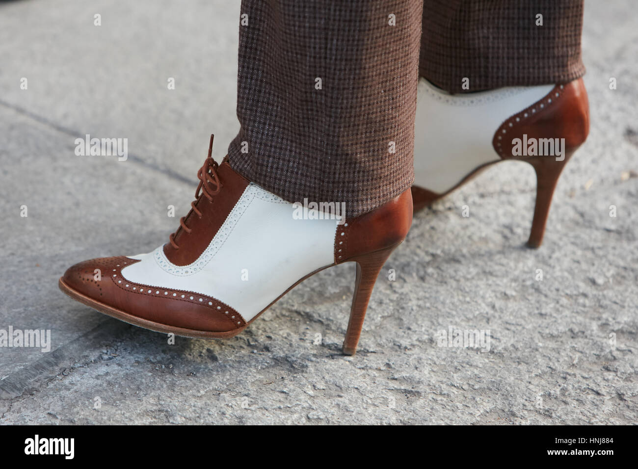 Mujer con tacón alto inglés zapatos de cuero marrón y blanco antes de  Giorgio Armani Fashion Show, la Semana de la moda de Milán street style  Fotografía de stock - Alamy
