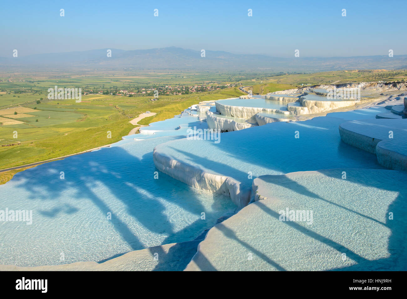 Las encantadoras piscinas de Pamukkale en Turquía. Pamukkale contiene aguas termales y tufo, terrazas de carbonatos minerales dejados por los que fluye el agua. Foto de stock