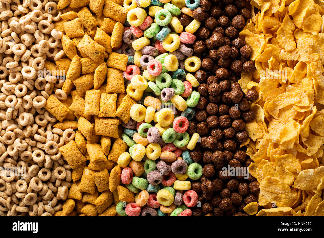 Variedad de cereales, desayuno rápido para niños Fotografía cenital Foto de stock