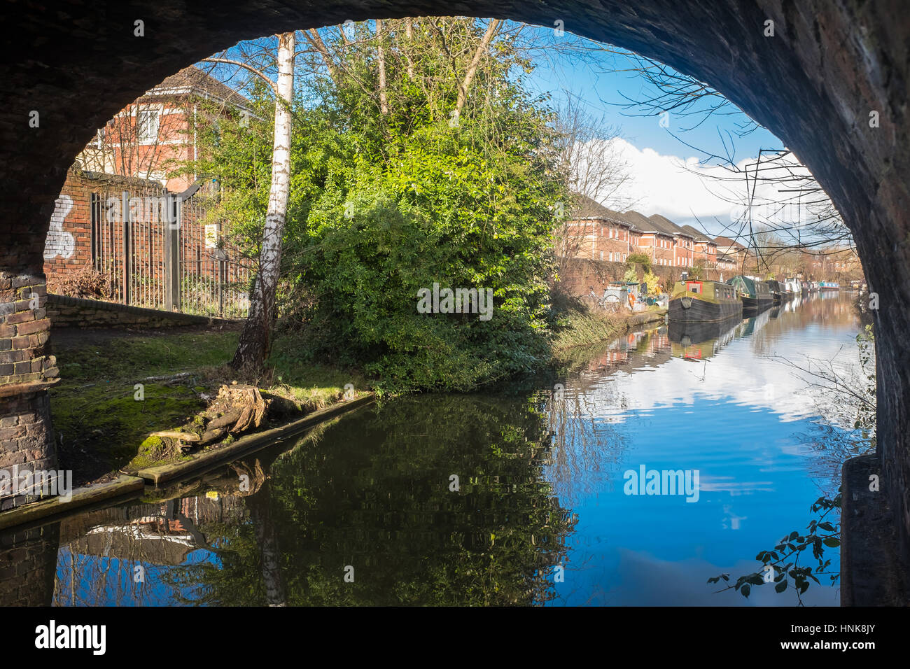 Hermosa vista del Canal de Birmingham con barcos de canal visto Foto de stock