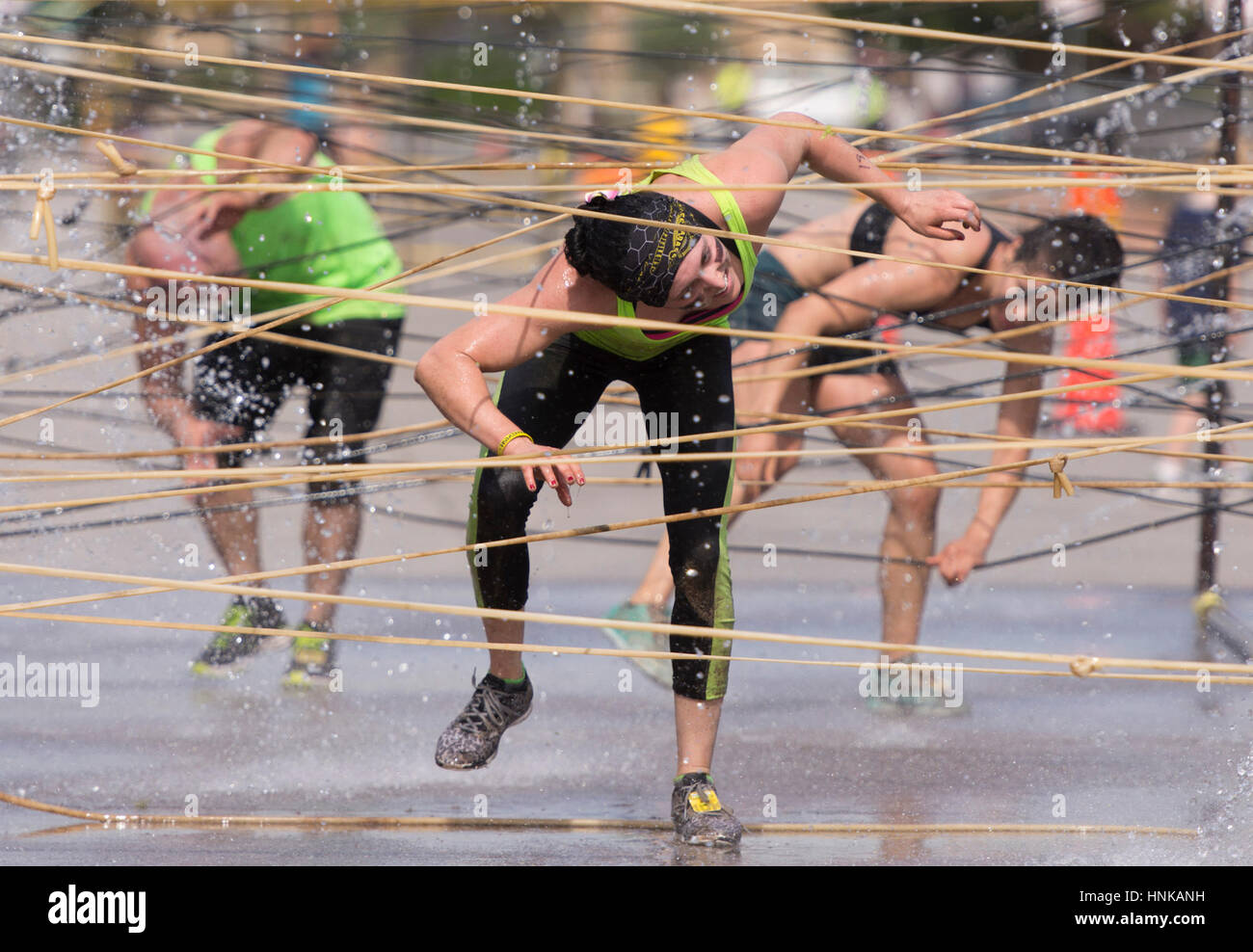 Los corredores negociar el curso durante el Badass Dash en el Sam Boyd Stadium en Las Vegas Sábado, 28 de mayo de 2016. Foto de stock