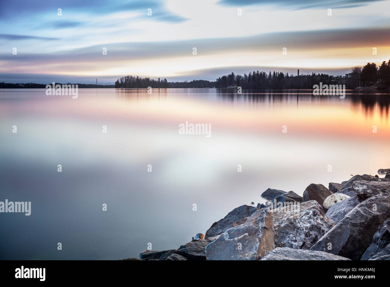 Costa del lago durante el amanecer, Finlandia Foto de stock