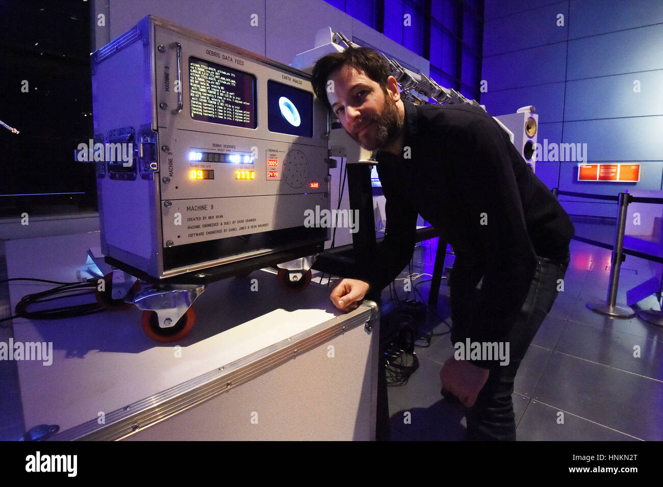 Creador Nick Ryan examina la máquina 9, un sonido de instrumento  electromecánico que transforma el movimiento de 27.000 piezas de basura  espacial en sonido en tiempo real, se puso en exhibición en