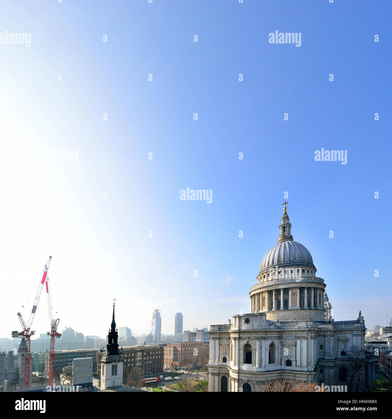 Londres, Inglaterra, Reino Unido. La Catedral de St Paul, visto desde un cambio nuevo centro comercial terraza Foto de stock