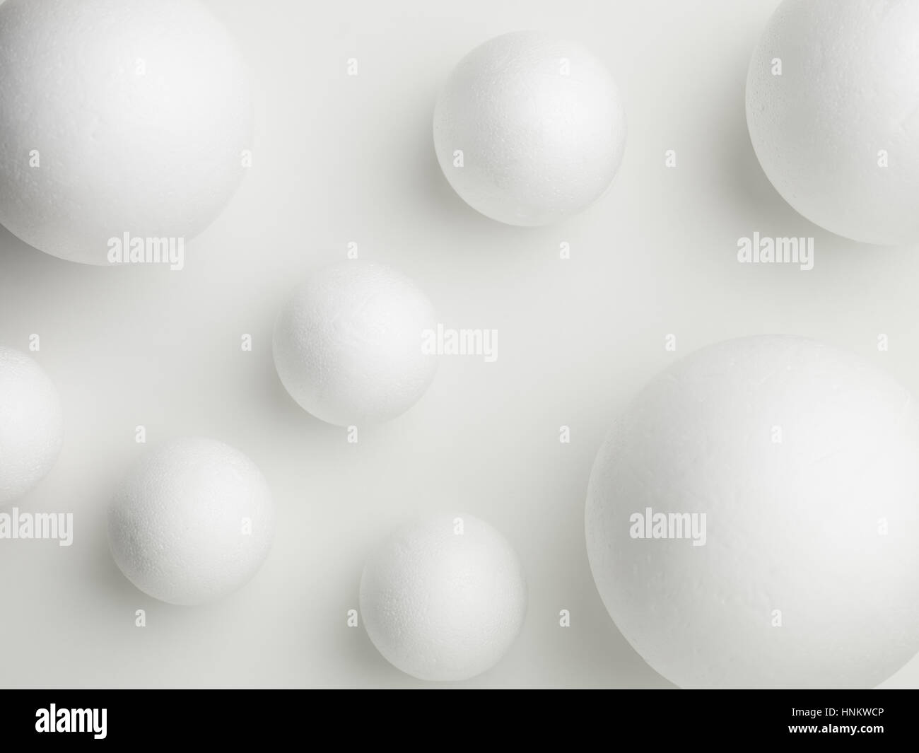 Vista superior de las esferas blancas sobre un fondo blanco. Foto de stock