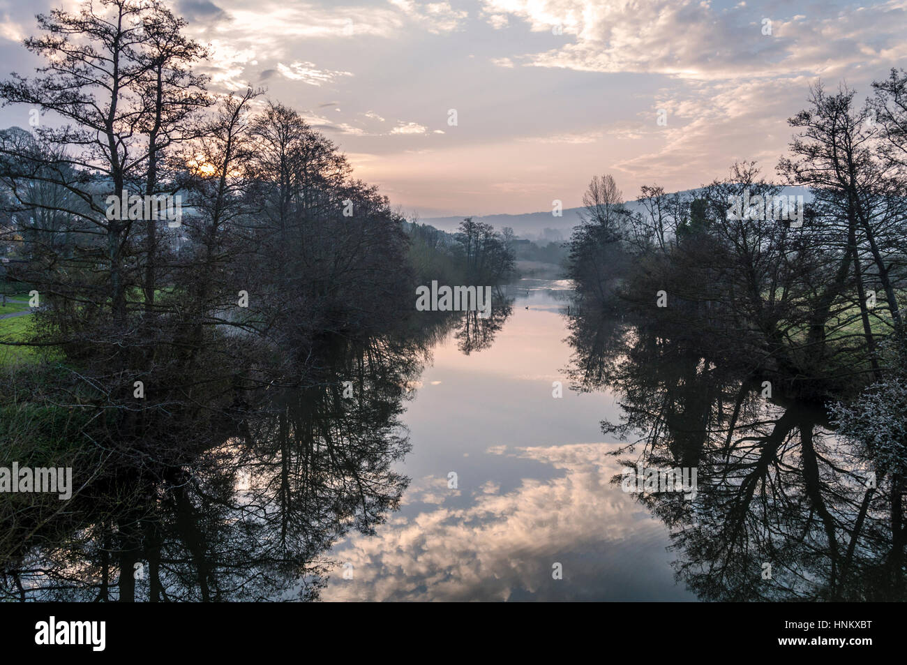 Misty mañana sobre el río Avon en Batheaston, Somerset, Inglaterra, Reino Unido. Foto de stock