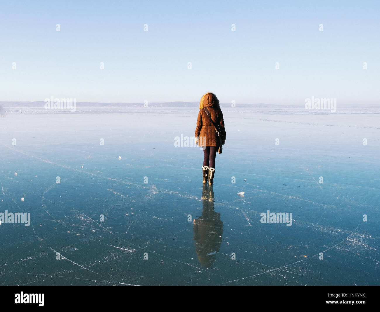 Mujer caminar sobre hielo Fotografía de stock - Alamy