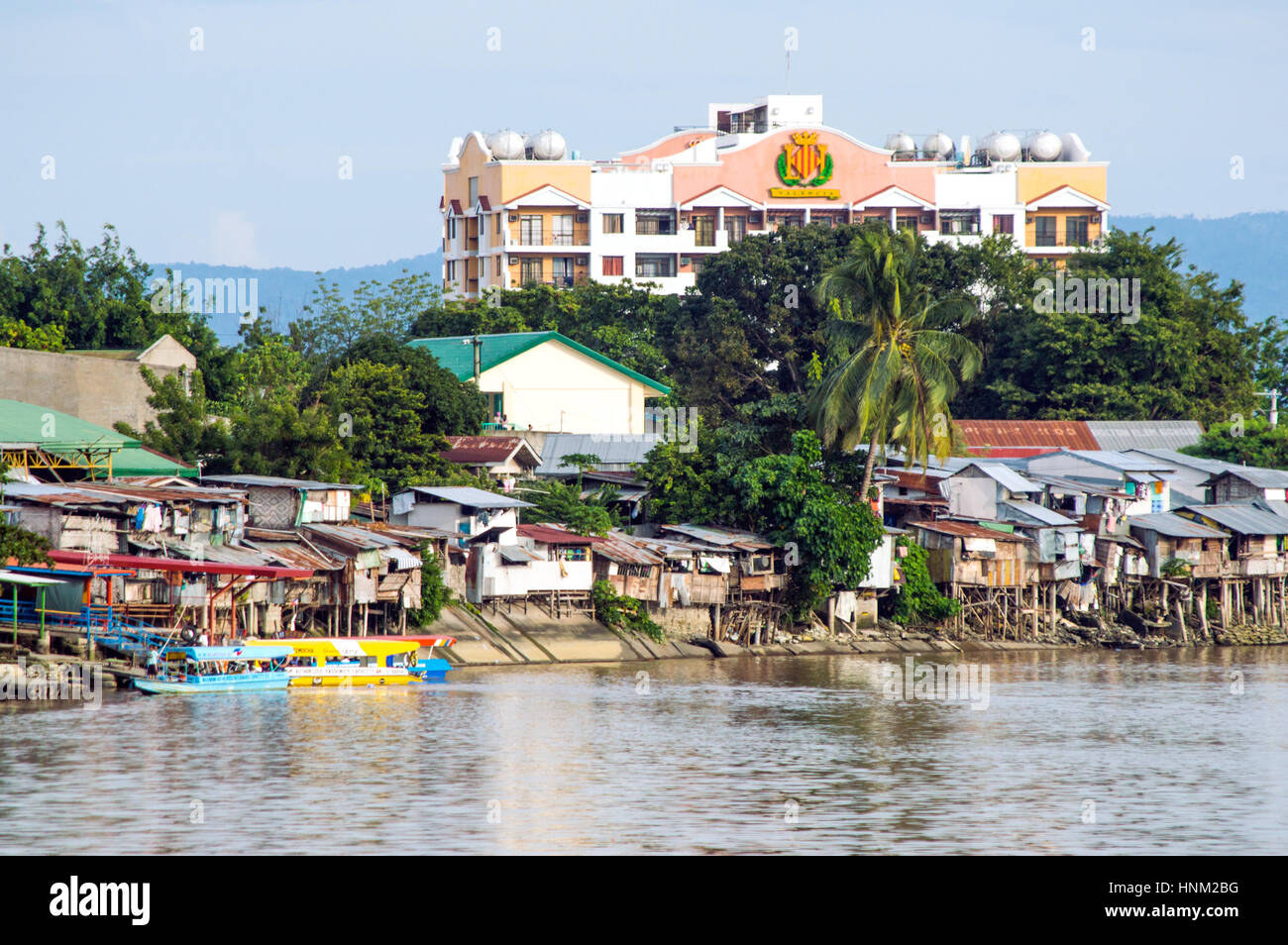 A lo largo de río Bangkerohan viviendas de tugurios, Davao, Davao del Sur, Filipinas Foto de stock