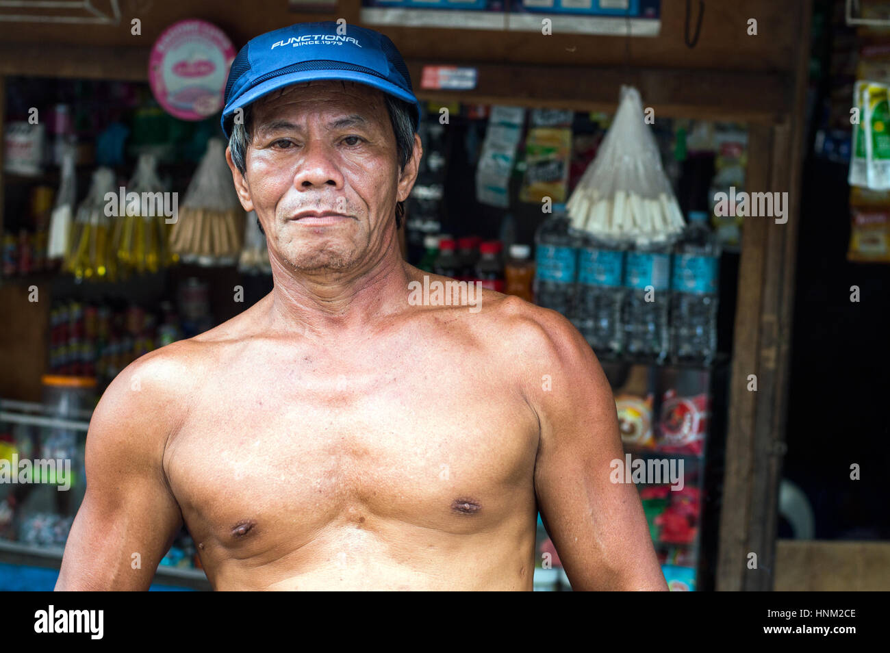 Hombre en tugurios por río Bangkerohan, Davao, Davao del Sur, Filipinas Foto de stock