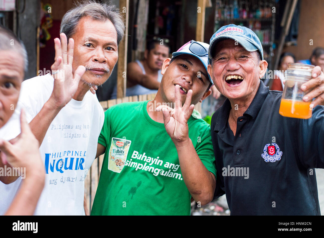 Los hombres en los barrios marginales de Río Bangkerohan, Davao, Davao del Sur, Filipinas Foto de stock