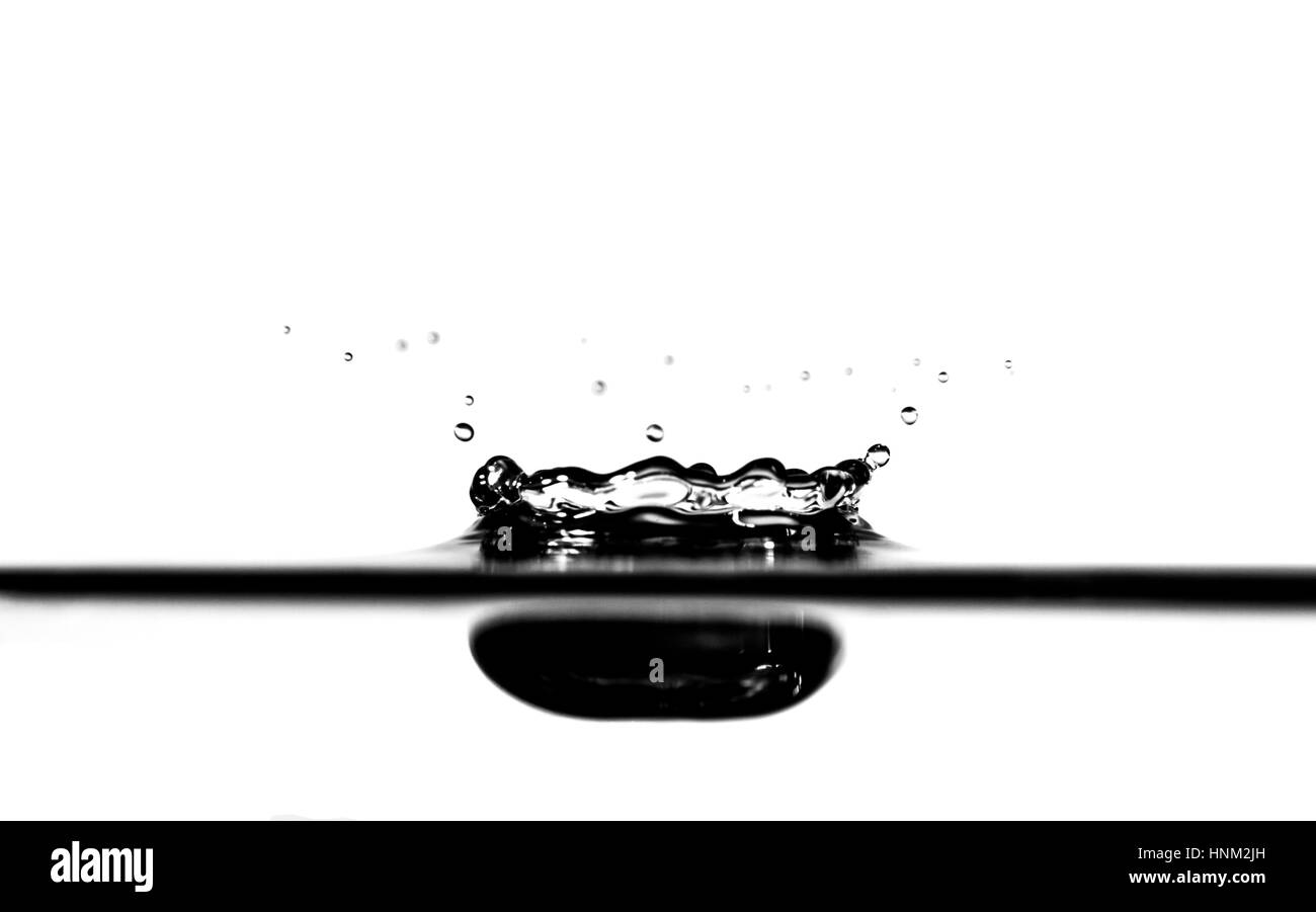 Macro de filmación en forma de corona, salpicaduras de agua en color blanco y negro. Foto de stock