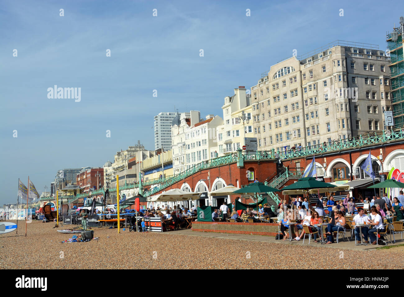 Brighton, Reino Unido - 28 de septiembre de 2014: una concurrida multitud de mediodía en un día de verano en los restaurantes de la playa de Brighton. Foto de stock