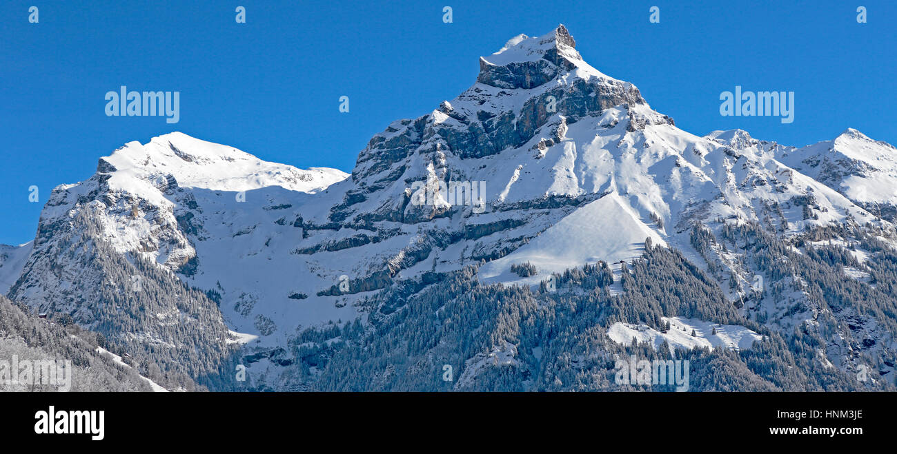 Paisaje invernal con el espectacular pico de montaña Hahnen , Engelberg, Suiza Foto de stock