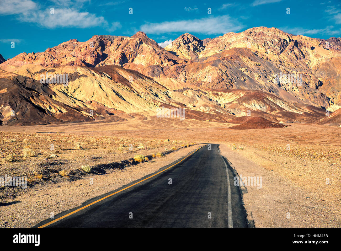 Desierto larga carretera que conduce al Parque Nacional Valle de la muerte Foto de stock