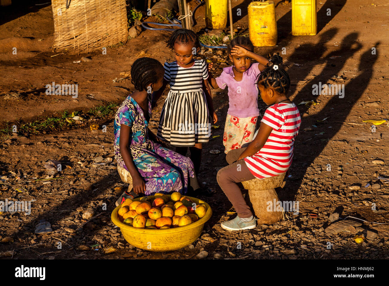 Los niños locales vendiendo mangos por el lado de la carretera, Arba Minch, Etiopía Foto de stock