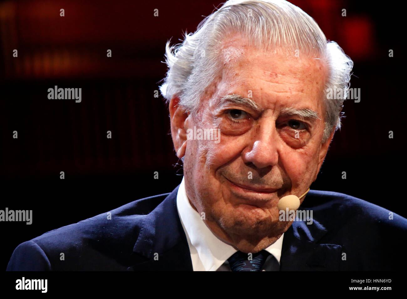 Mario Vargas Llosa - Lesung des romanos 'Die Enthuellung', Gorsser Sendesaal RBB, 26. Oktober 2016, Berlín. Foto de stock
