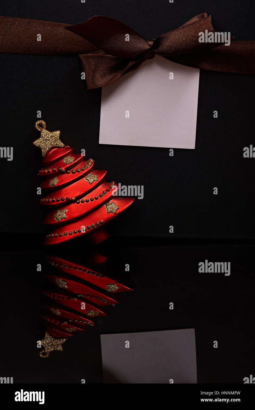 Mensaje de Navidad etiqueta con brown bow en caja de regalo presente Foto de stock