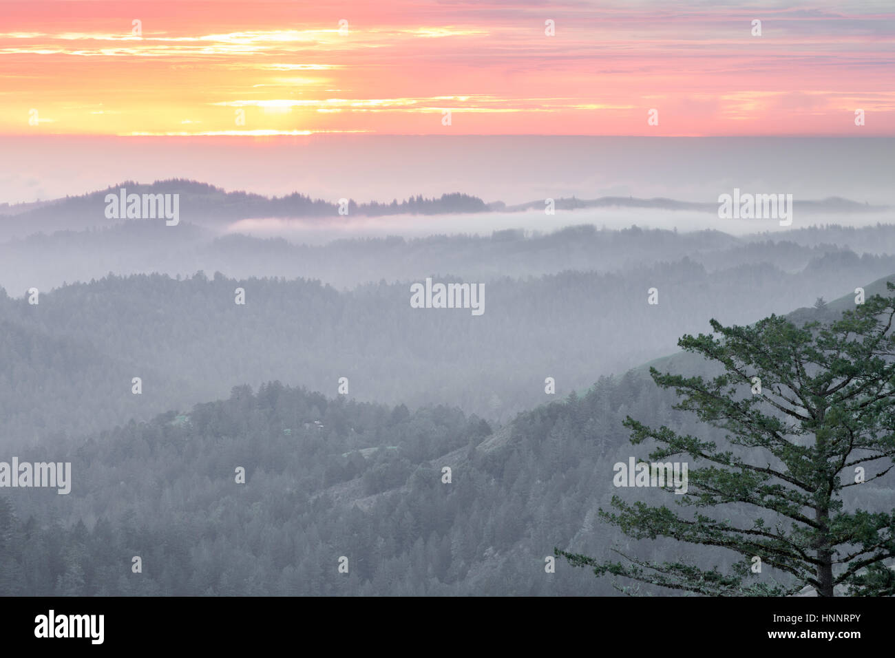 La mágica puesta de sol sobre las montañas de Santa Cruz Foto de stock