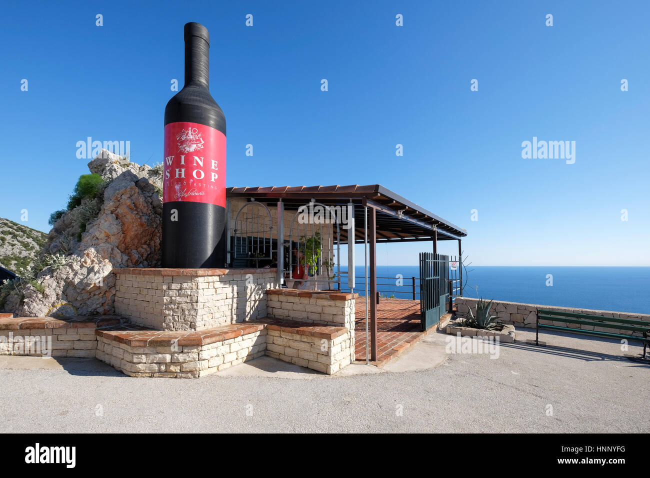 Tienda de vinos con una botella de vino gigante afuera, cerca de Orebic, la península de Peljesac, Croacia Foto de stock