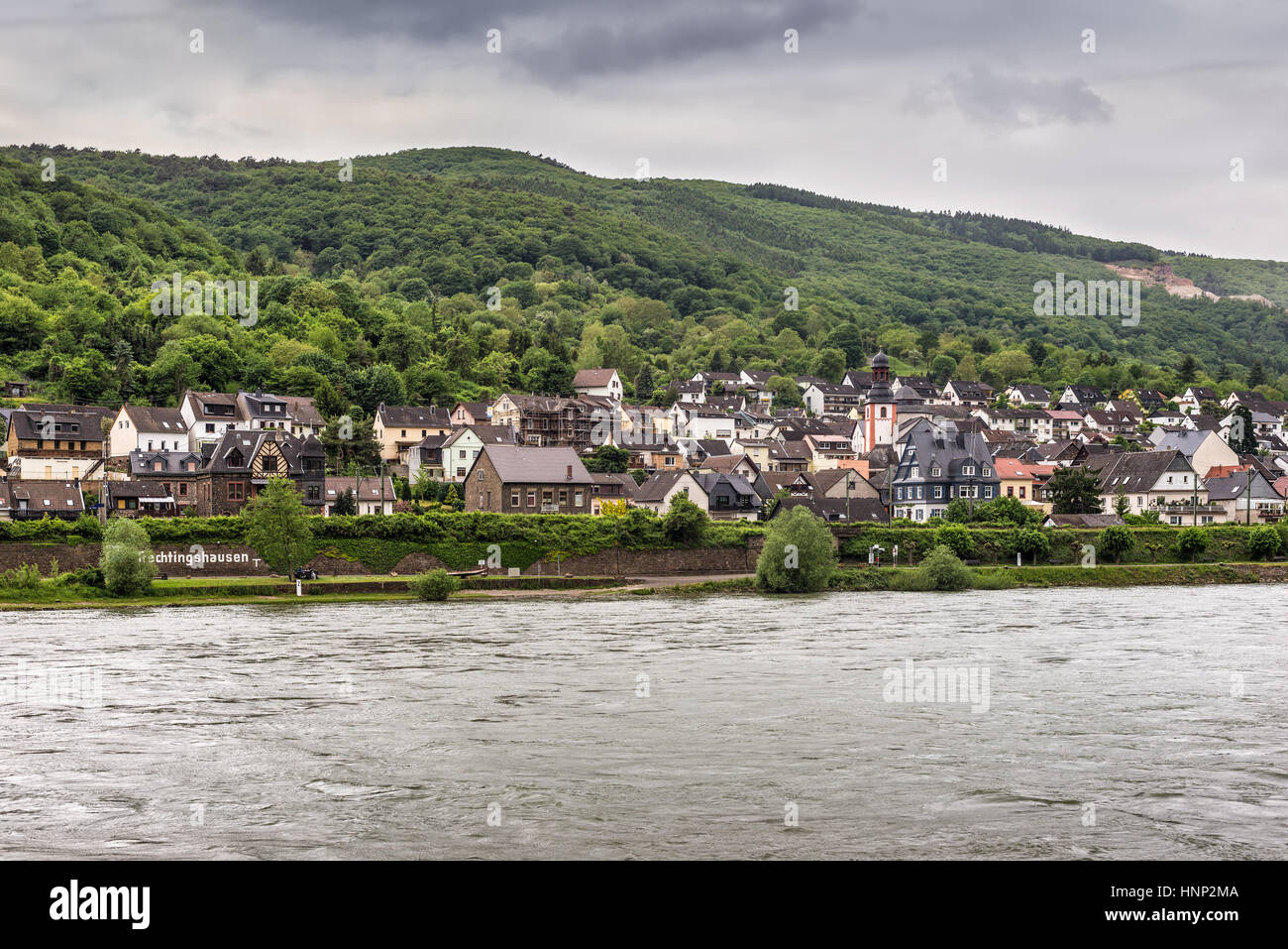 Trechtingshausen, Alemania - 23 de mayo de 2016: Trechtingshausen aldea en la zona de Patrimonio Mundial de la Unesco sobre el valle del Rin en tiempo nublado en el principal Foto de stock