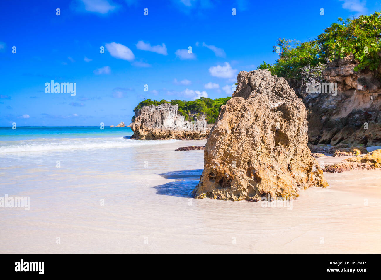 Las rocas de la playa de Macao, el paisaje costero de la República Dominicana, la isla Hispaniola Foto de stock