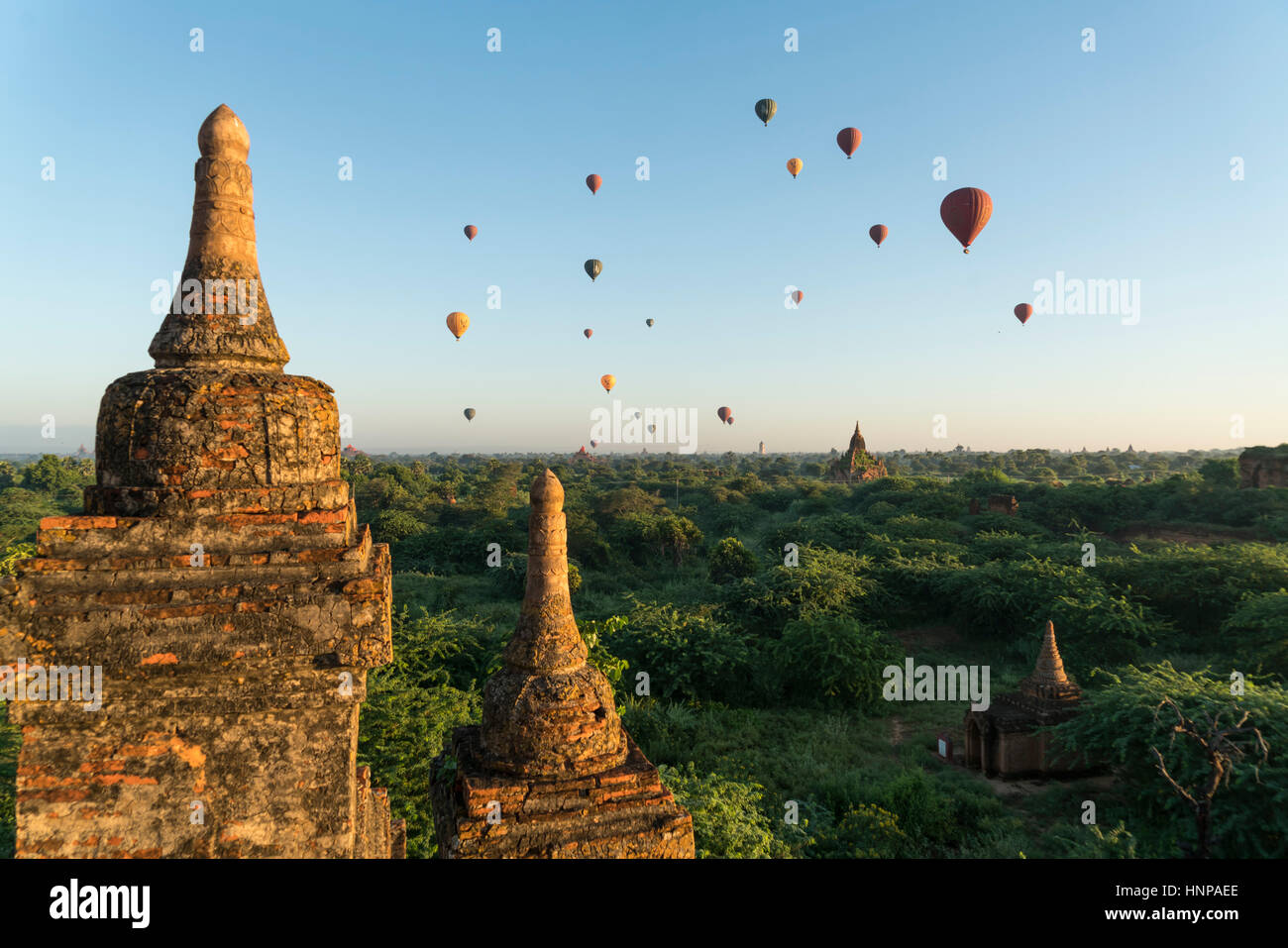Los globos de aire caliente a través de templos y pagodas de Bagan, Mandalay, Myanmar Foto de stock