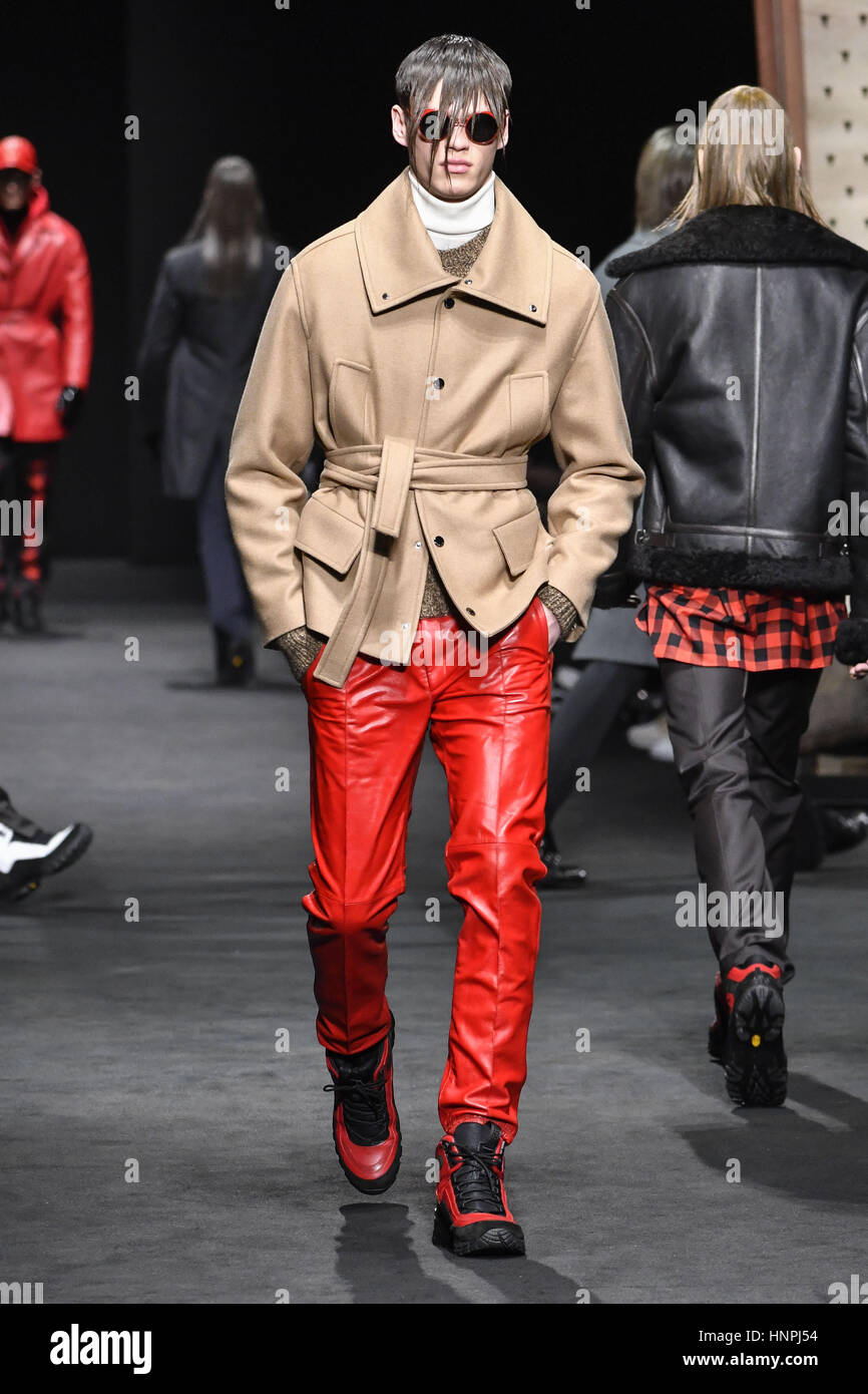 La Semana de la moda Milán Hombre Otoño/Invierno 2017/2018 - Versace - Catwalk Featuring: Modelo donde: Milán, Italia cuando: El 14 de enero de 2017. Crédito: IPA/WENN.com **Sólo disponible para su