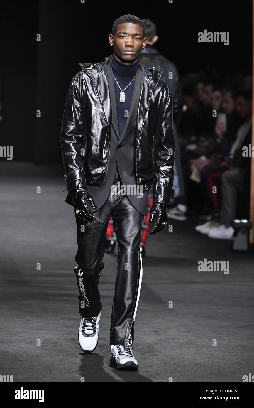 La Semana de la moda de Milán Hombre Otoño/Invierno 2017/2018 - Versace -  Catwalk Featuring: Modelo donde: Milán, Italia cuando: El 14 de enero de  2017. Crédito: IPA/WENN.com **Sólo disponible para su