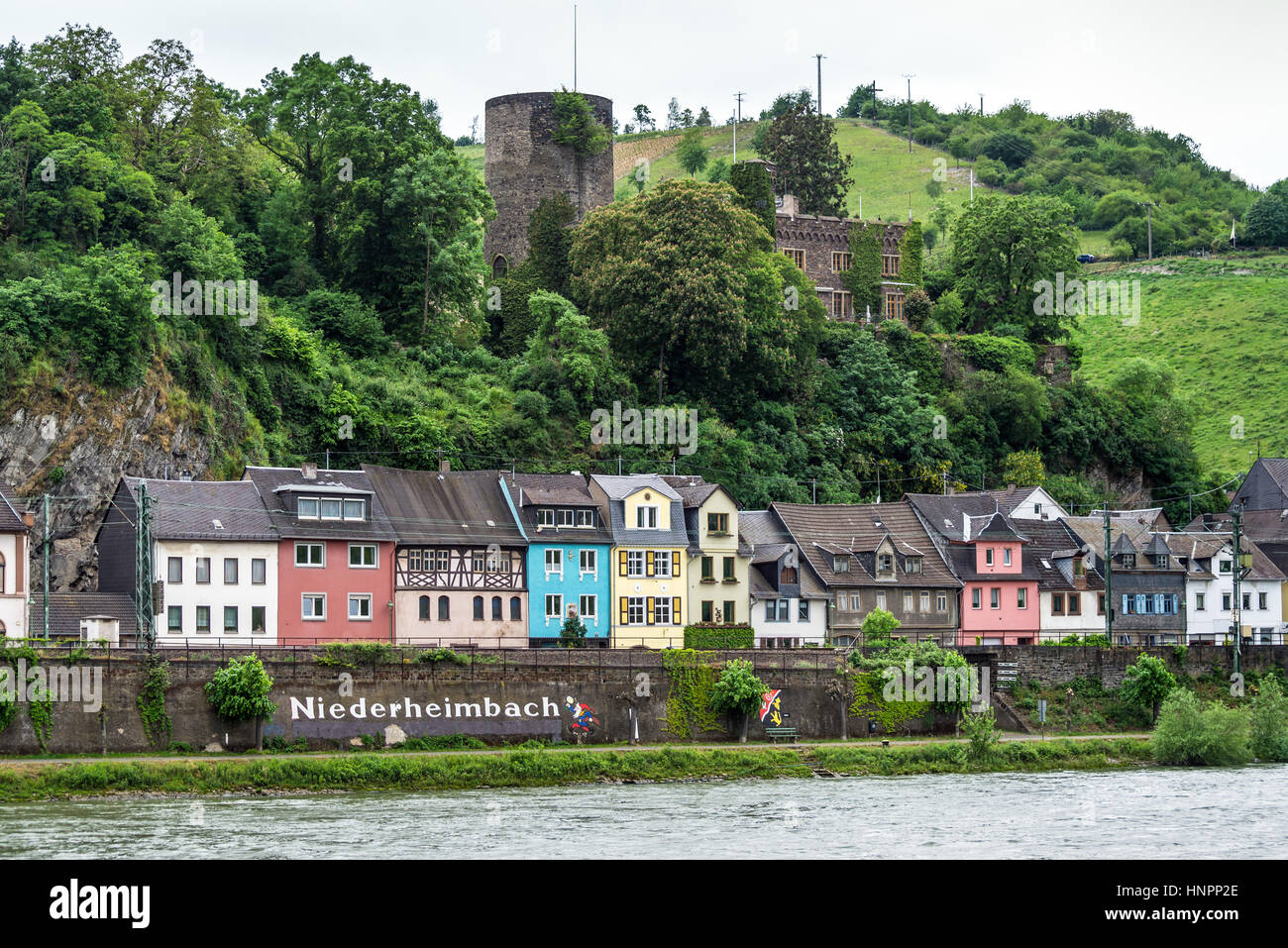 Niederheimbach, Alemania - 23 de mayo de 2016: Niederheimbach aldea en la zona de Patrimonio Mundial de la Unesco sobre el valle del Rin en tiempo nublado Foto de stock