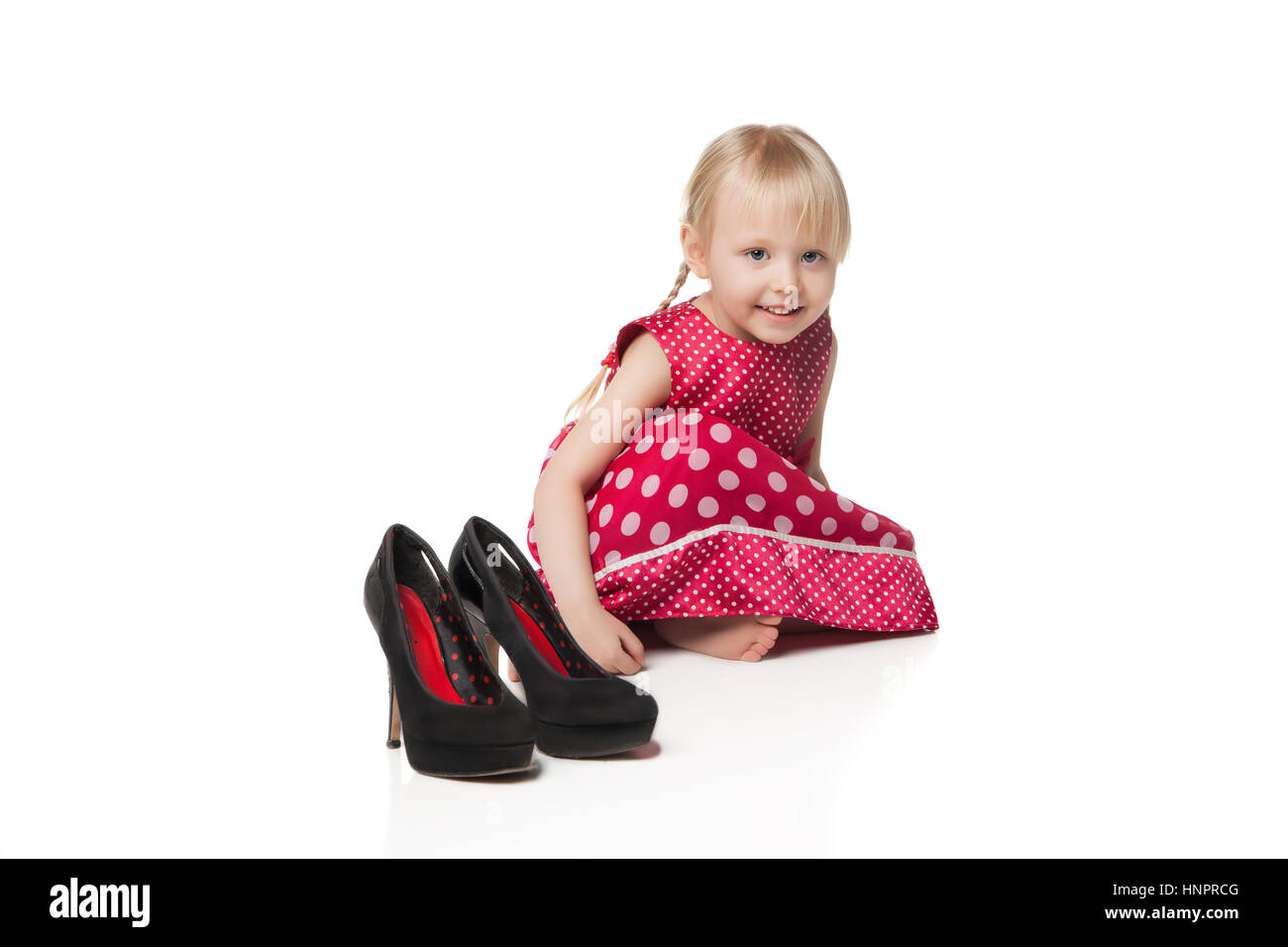 Niña con zapatos grandes fotografías e imágenes de alta resolución - Alamy