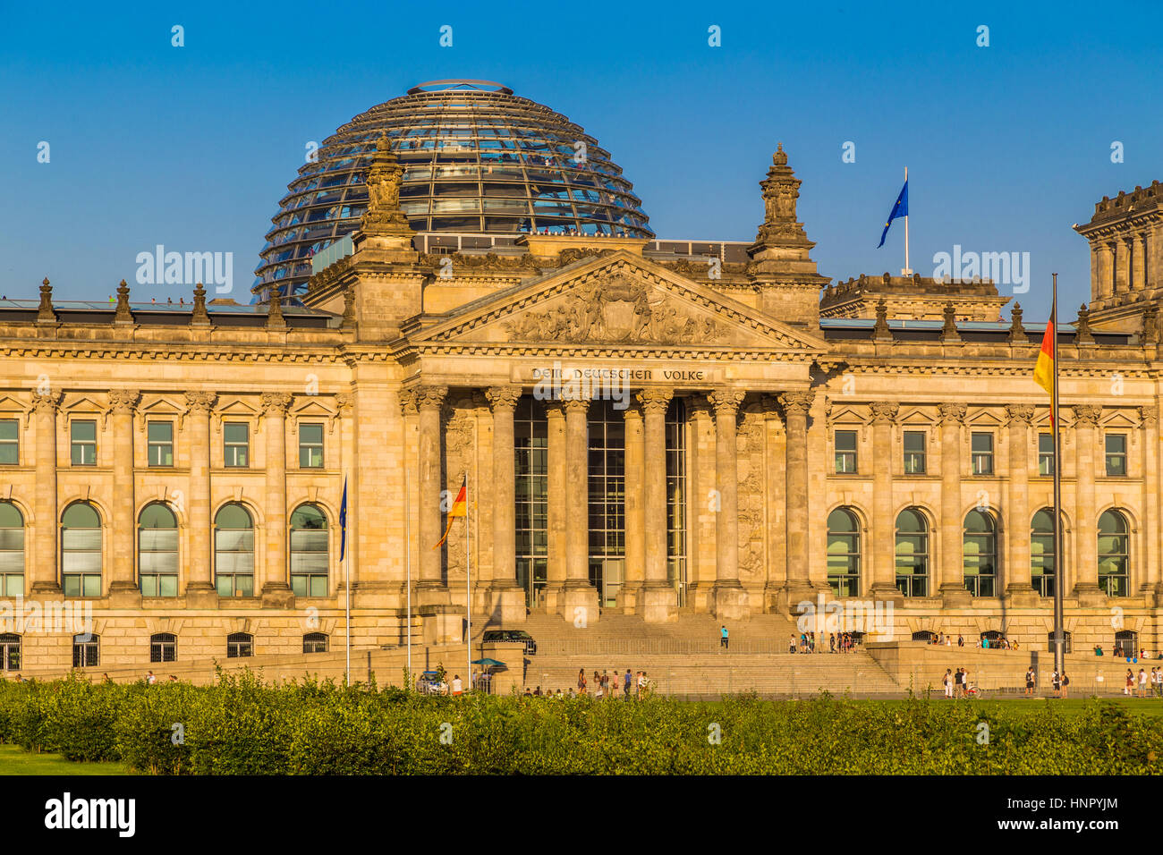 Vista cercana del famoso edificio del Reichstag, sede del Parlamento Alemán (Deutscher Bundestag), en la hermosa luz del atardecer dorado al atardecer, Berlín Foto de stock