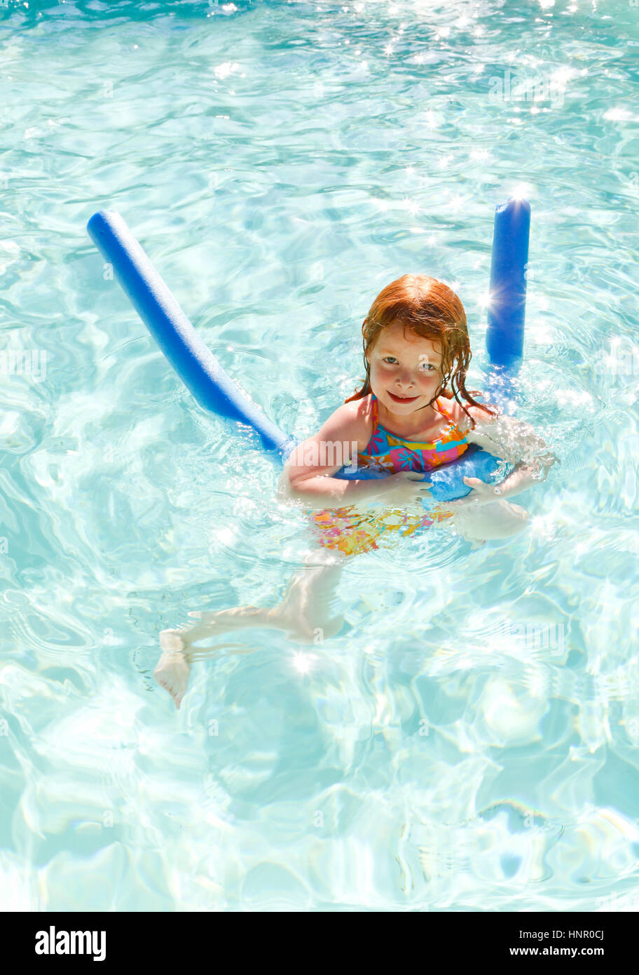 Una niña a nadar en una piscina con un flotador Fotografía de stock - Alamy