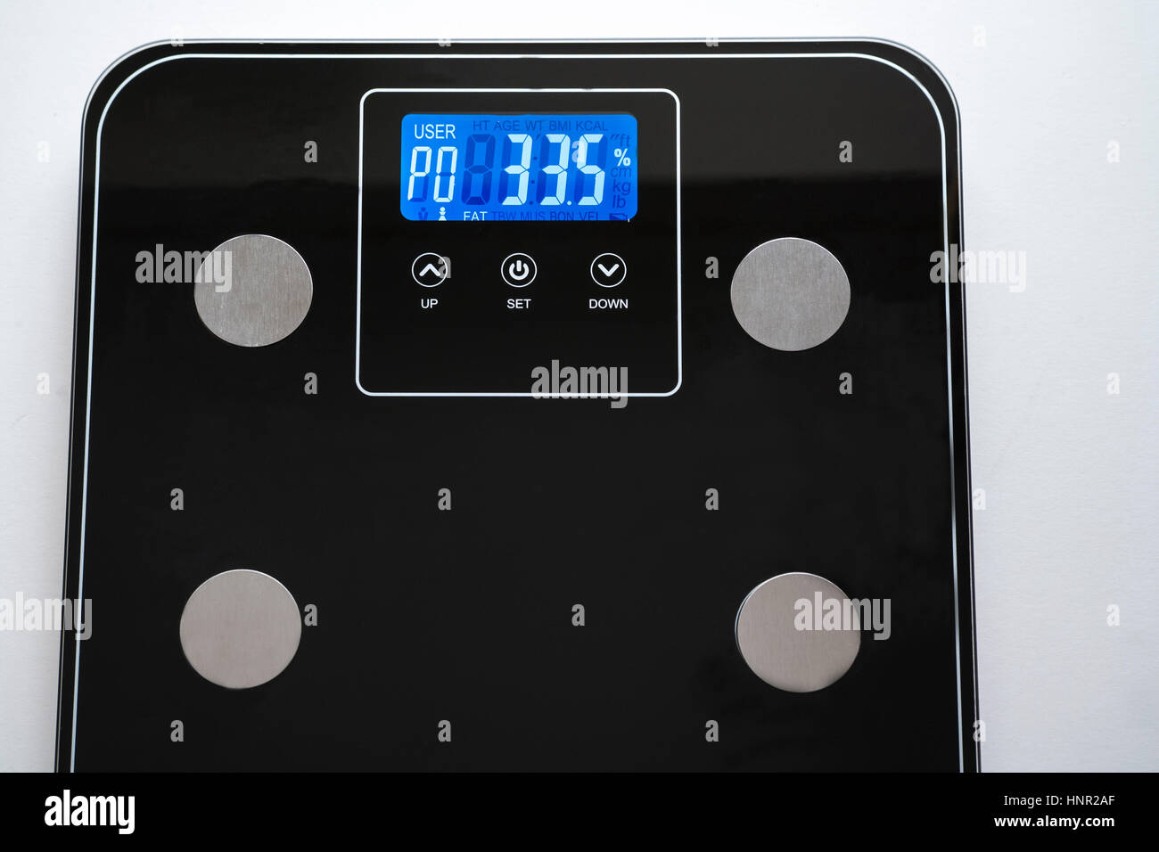 Báscula electrónica mostrando 33,5 el porcentaje de grasa corporal un usuario de medición cerca de lectura Fotografía de stock - Alamy