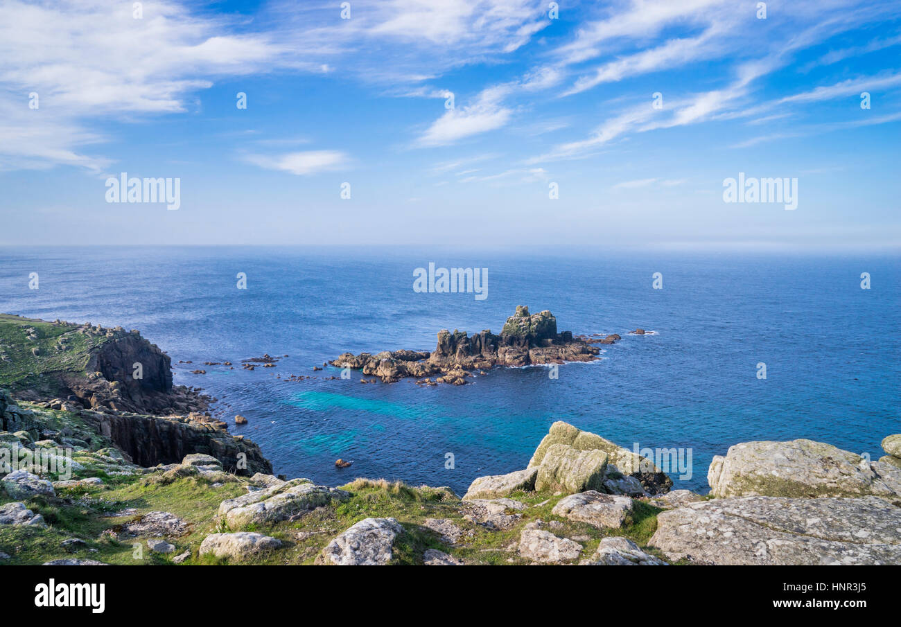 Reino Unido, Sur Oeste de Inglaterra, Cornwall, Costa de Cornualles en Land's End, el westermost punta de Inglaterra, vista del Caballero armado Rock Island Foto de stock