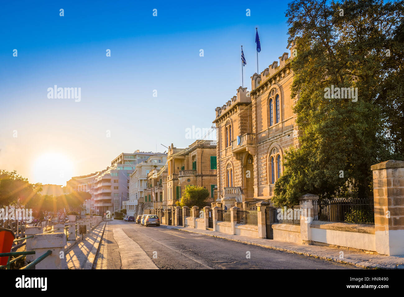Msida, Malta - hermosa puesta de sol en las antiguas calles de Msida, la ciudad central de Malta con el cielo azul Foto de stock