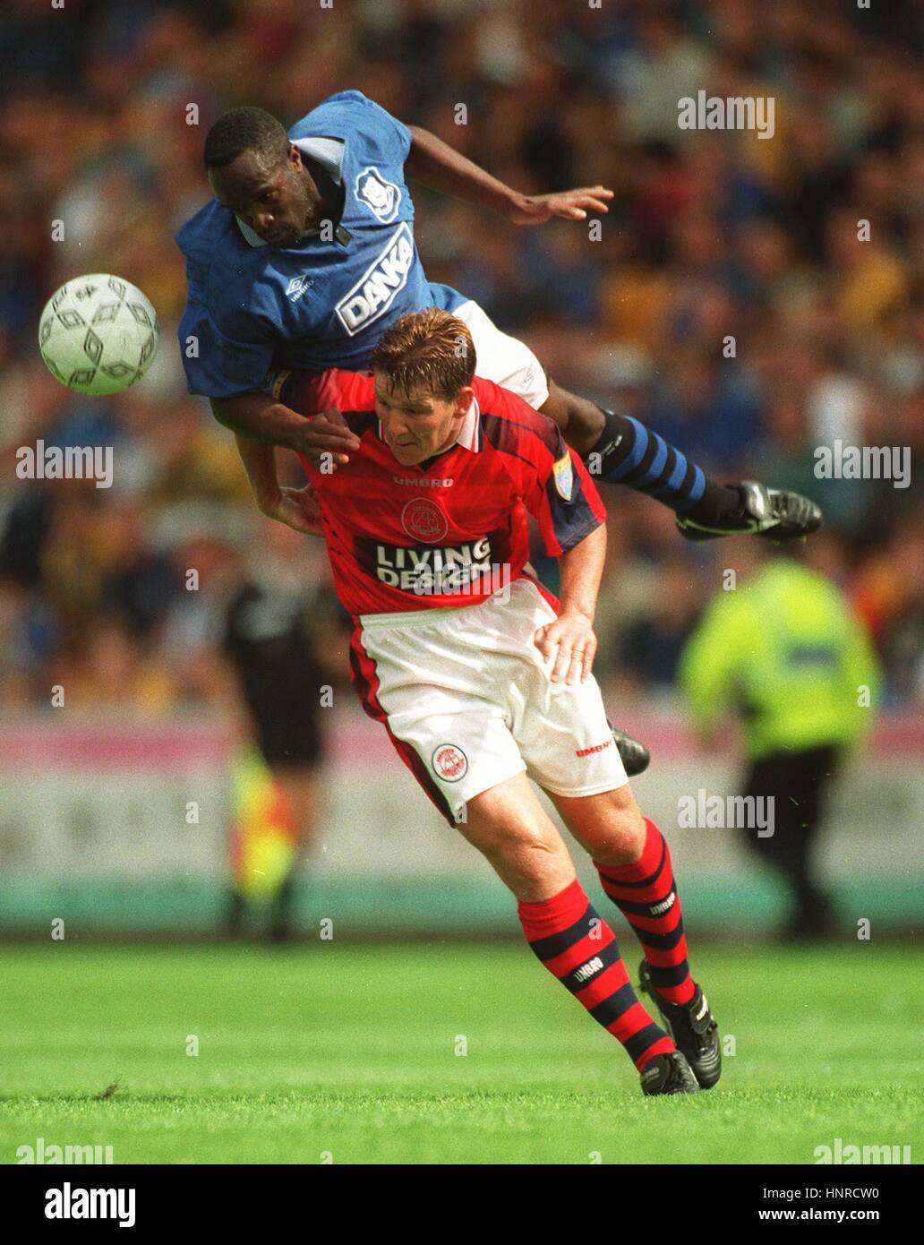 EARL BARRETT & DEAN WINDASS ABERDEEN v Everton el 15 de agosto de 1996 Foto de stock