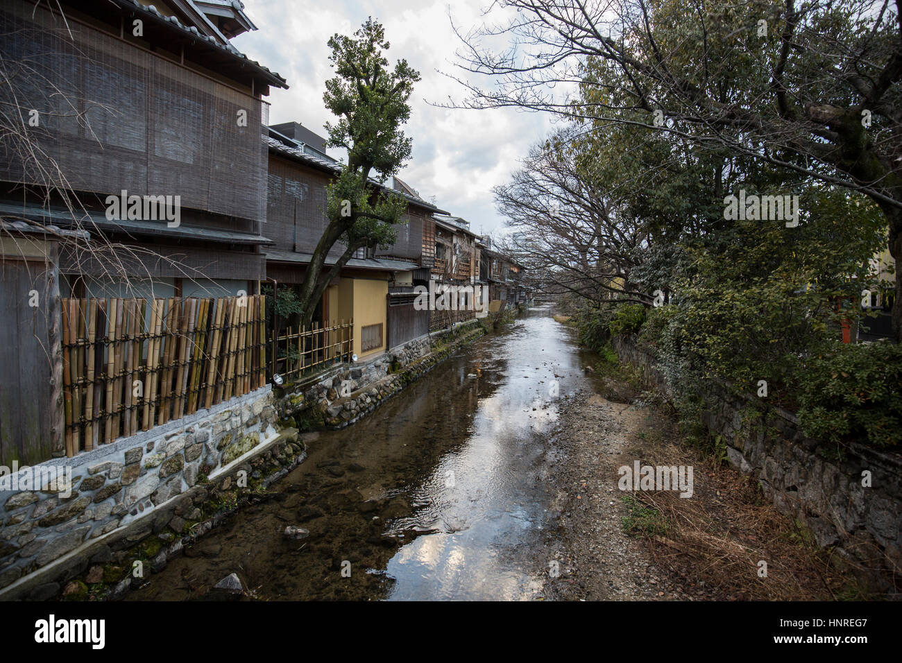 Shirakawa canal en el distrito Gion de Kyoto, Japón Foto de stock